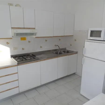 Flat With Large Balcony In דירה ביביונה