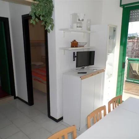 דירה Flat With Large Balcony In