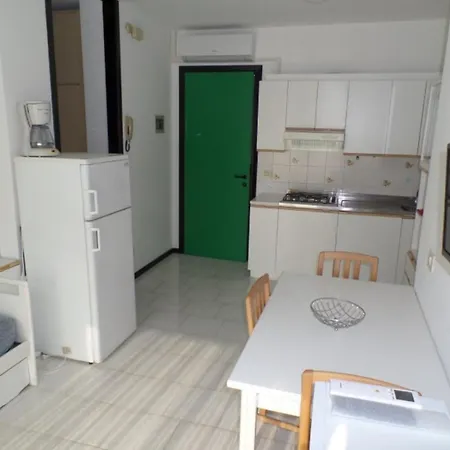 Flat With Large Balcony In דירה ביביונה
